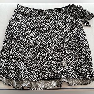 Abercrombie & Fitch Women’s Black and White Patterned Skirt